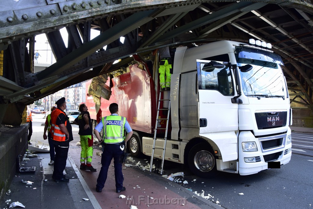 LKW blieb unter Bruecke haengen Koeln Deutz Opladenerstr Deutz Muelheimerstr P036.JPG - Miklos Laubert